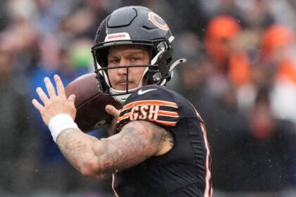 Sources: Bagent has concussion leaving Bears' QB situation muddled