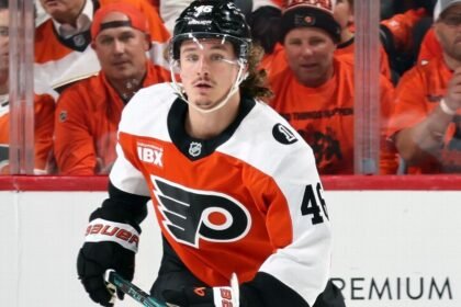 Flyers' Zegras gets rare equipment violation penalty for tucking in jersey
