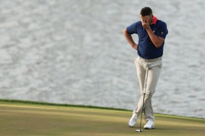 U.S. down 3 at Presidents Cup, will need largest singles rally to win