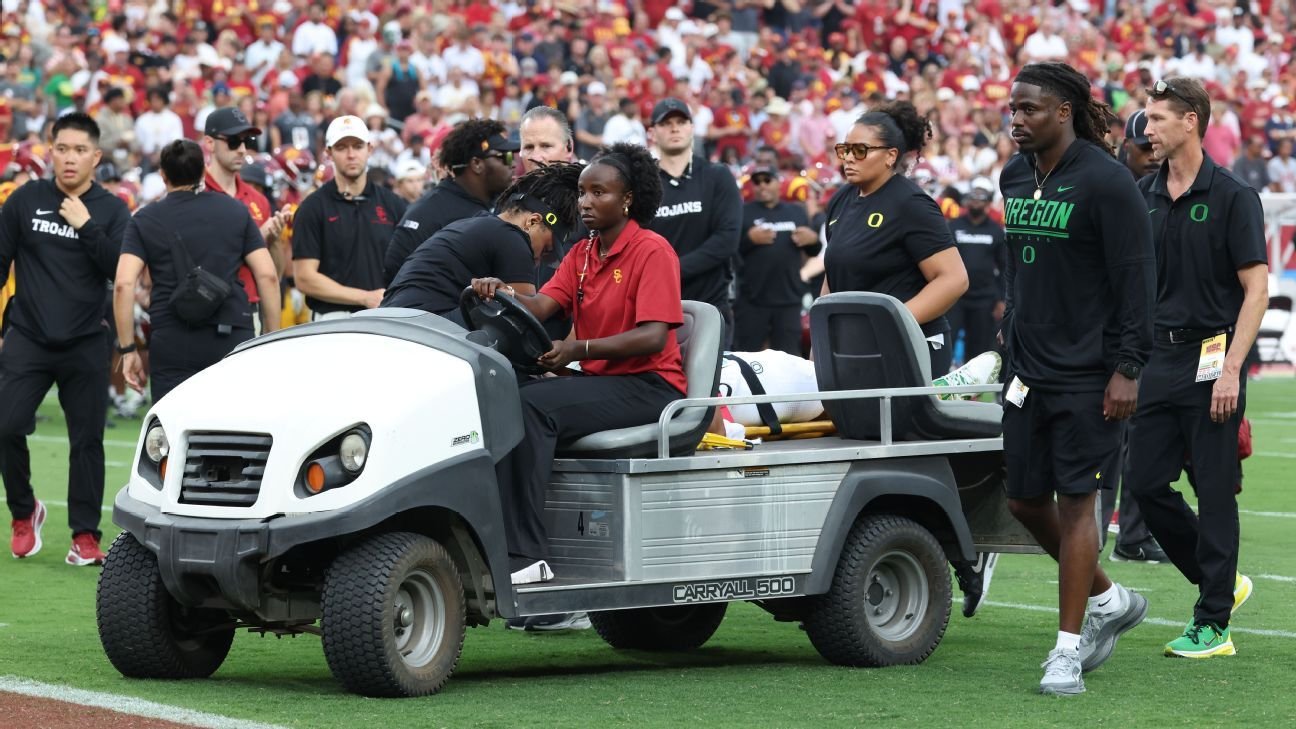 Oregon QB Moore taken off by ambulance after targeting by USC