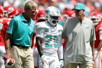 Dolphins RB Achane suffers knee injury in loss to Chiefs