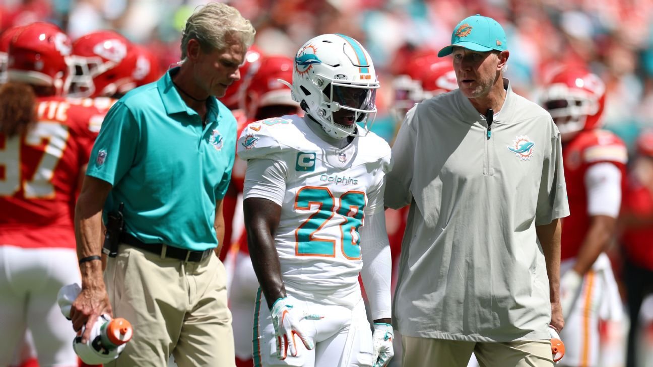 Dolphins RB Achane suffers knee injury in loss to Chiefs