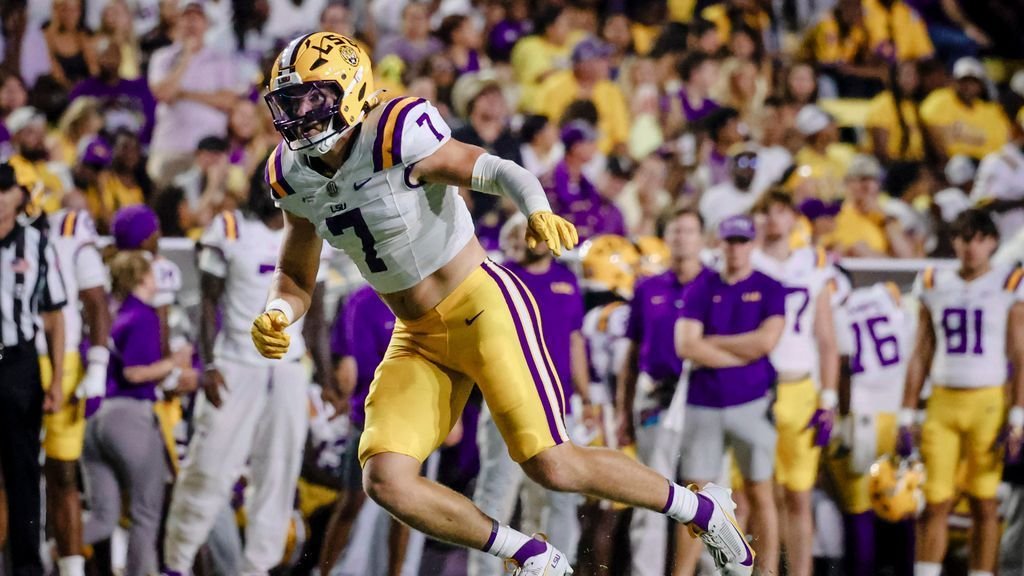 LSU All-SEC LB Weeks has fracture in leg, sources say