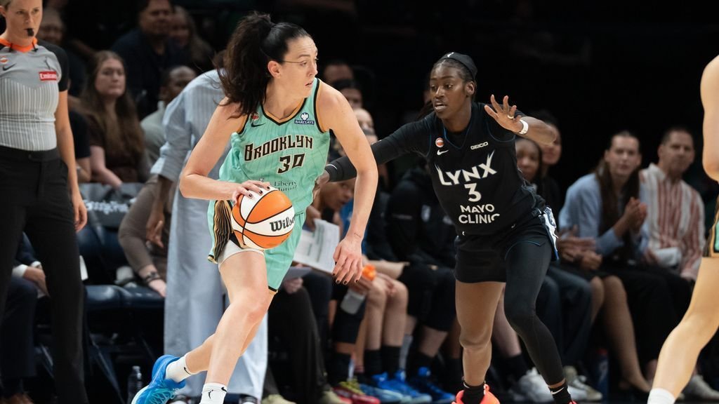 'Walking mismatch' Stewart too much for favored Lynx in Game 1