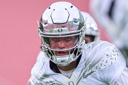 Ducks QB Moore sustains concussion from hit while sliding