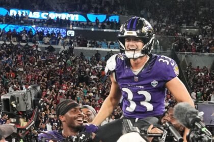 Ravens win in wild finish after Cowboys' kick paves way to Loop walk-off FG