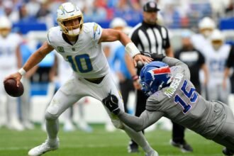 NFL Week 4 buzz: QB panic meter and trade intel, plus what we're hearing on the 3-0 Raiders