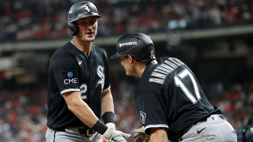 White Sox top Astros in Game 1; first playoff win in 5 years