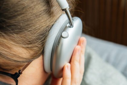 The pros and cons of using noise cancelling headphones