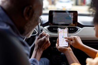How to switch between two phones on CarPlay
