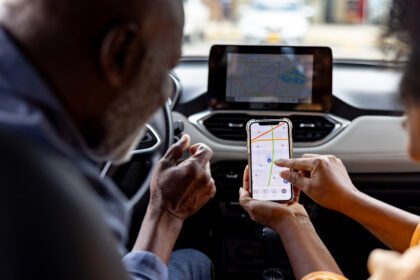 How to switch between two phones on CarPlay