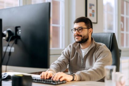 How far away should you sit from your computer monitor or laptop?