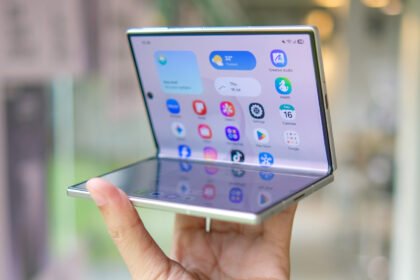 The pros and cons of using a foldable phone