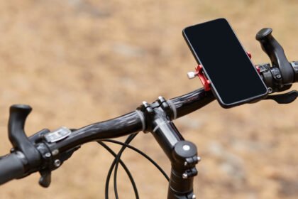 When is it worth using a bike computer over a smartphone?