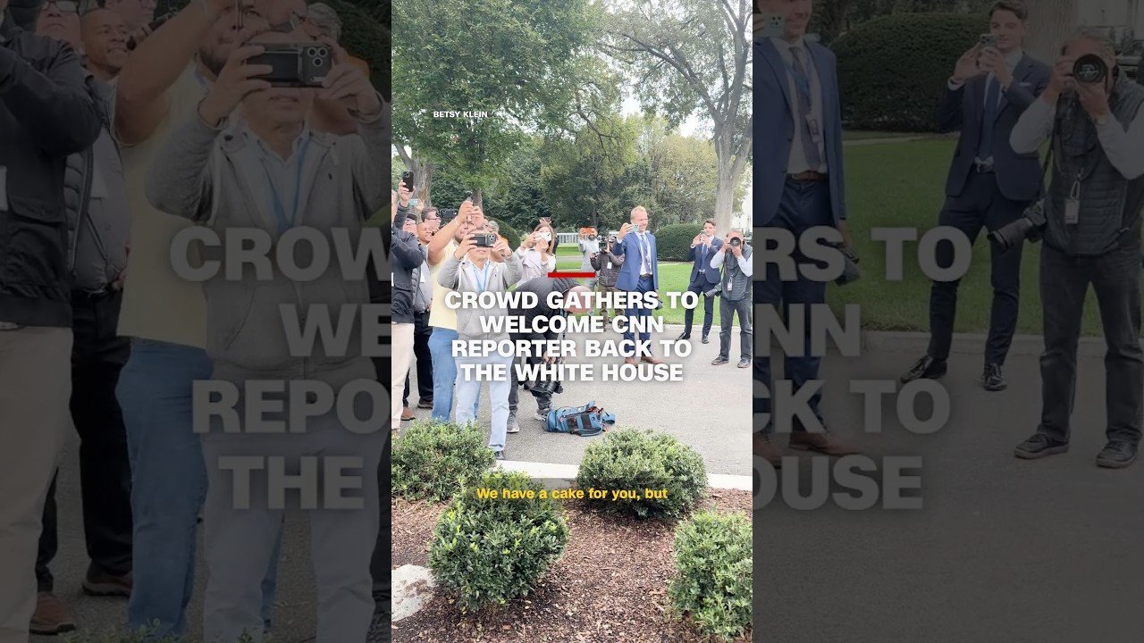 Crowd gathers to welcome CNN reporter back to the White House