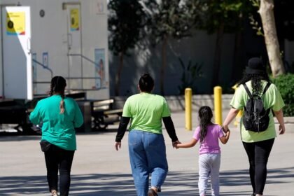 Democrats press HHS over legal representation of migrant children