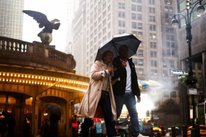 Nor'easter weakens after deadly battering of Northeast