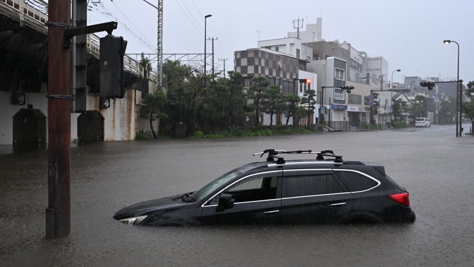Flood and landslide warnings as typhoon approaches Tokyo