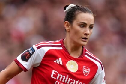 Fox signs new Arsenal deal
