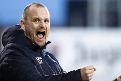 Hibs appoint 35-year-old Reedijk as new boss