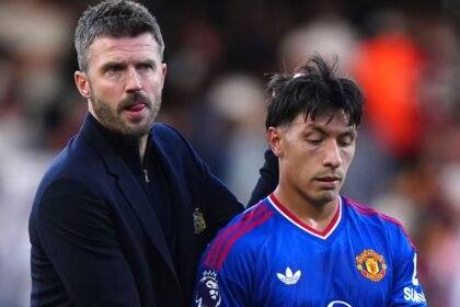 Neville: Carrick has got to stop defending the players