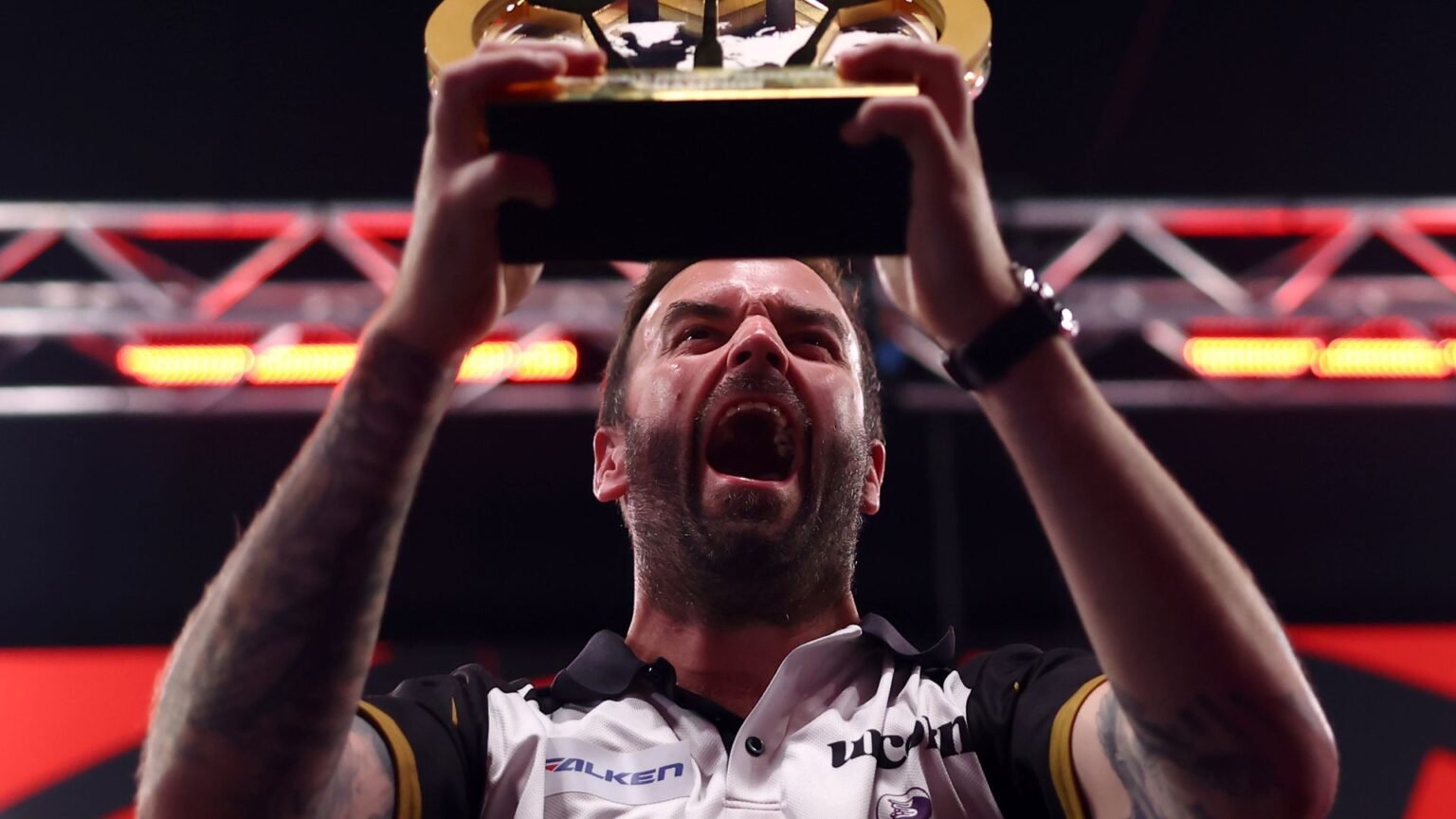Smith thrashes Price to win World Series after Littler's shock exit