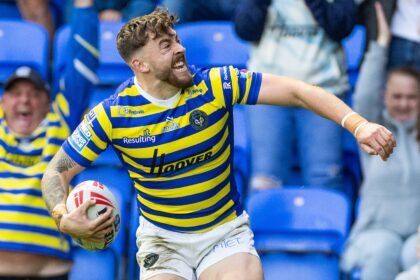 Warrington beat Hull KR to set up semi against Leeds as Hiku sees red