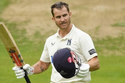 Hain leads Warwickshire's bid for title-clinching win over Leicestershire