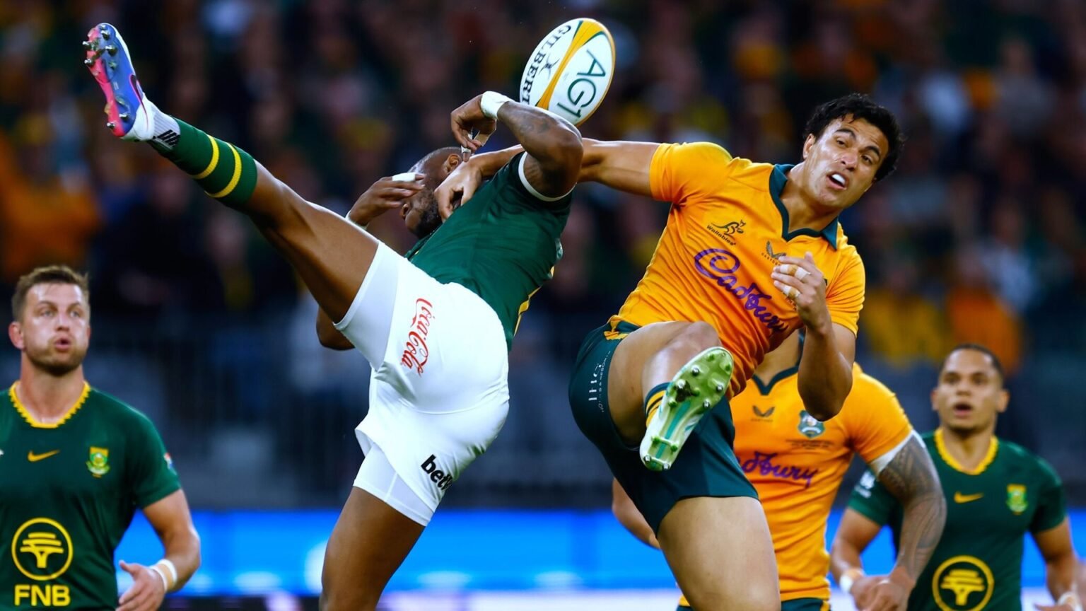 Australia finish with 11 men but hang on to beat South Africa in 'bizarre' Test