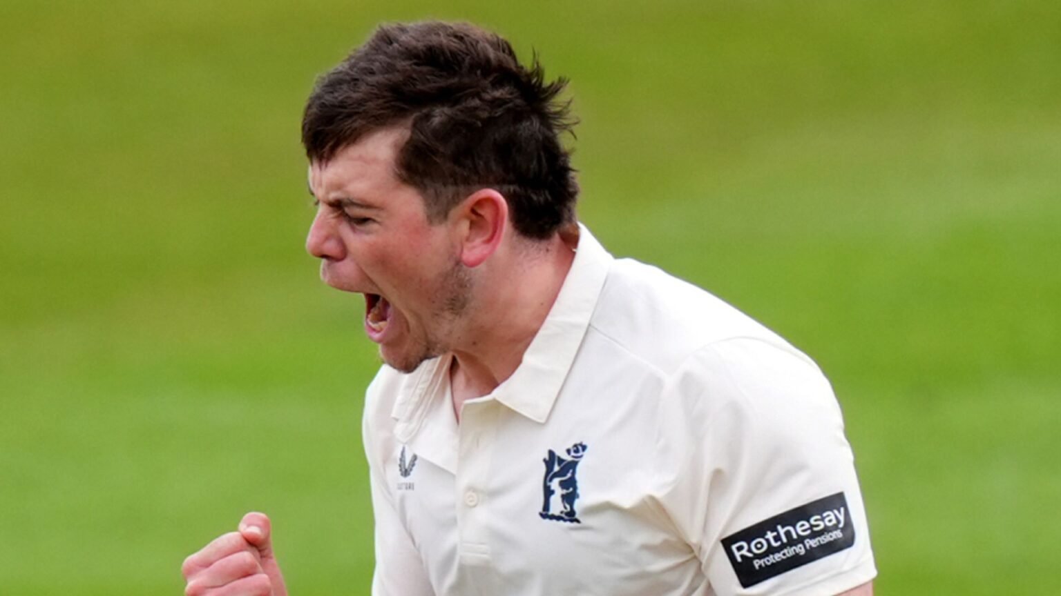 Warwickshire close in on County Championship title after skittling Leicestershire