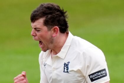 Warwickshire close in on County Championship title after skittling Leicestershire