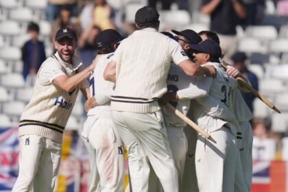 Warwickshire win County Championship