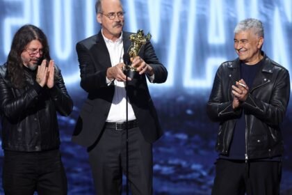 Nirvana Accept MTV Video Vanguard Award — Without a Performance
