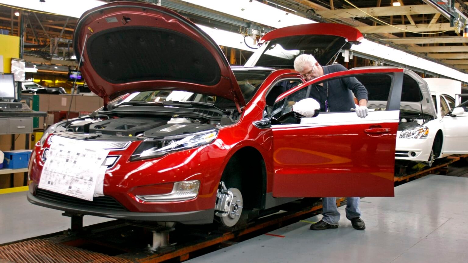 GM says hybrid vehicles are coming: 'We're not tone deaf to our customers'