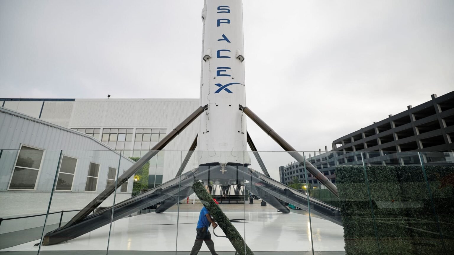 SpaceX deal to acquire spectrum license hammers shares of AT&T, Verizon and T-Mobile
