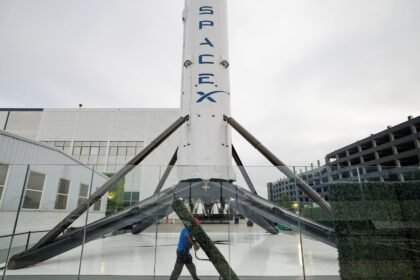 SpaceX deal to acquire spectrum license hammers shares of AT&T, Verizon and T-Mobile