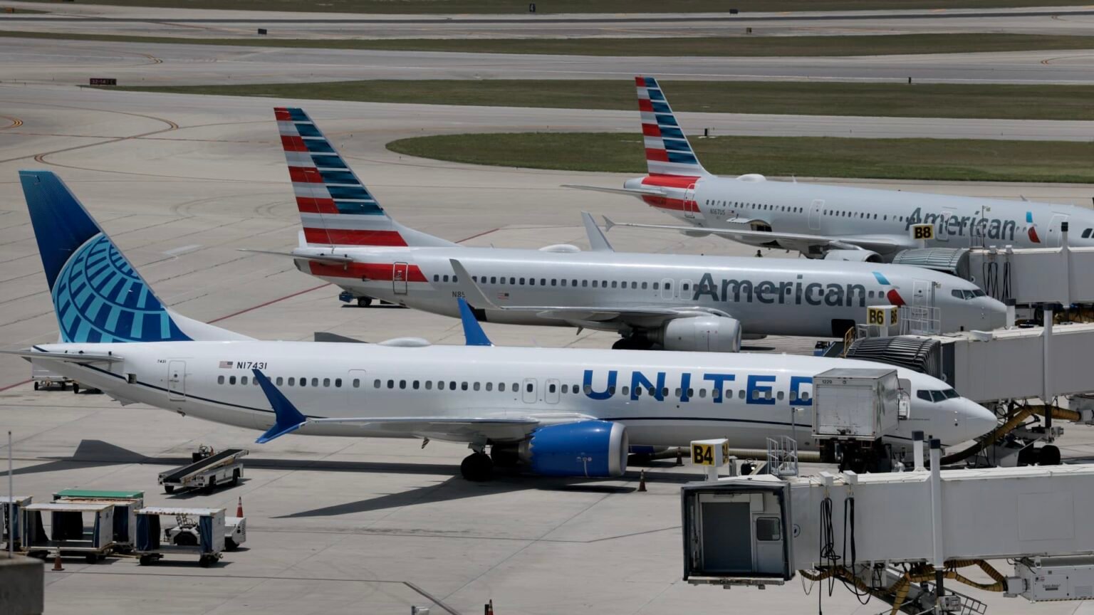 United Airlines goes after top frequent flyers at Delta, American with status match