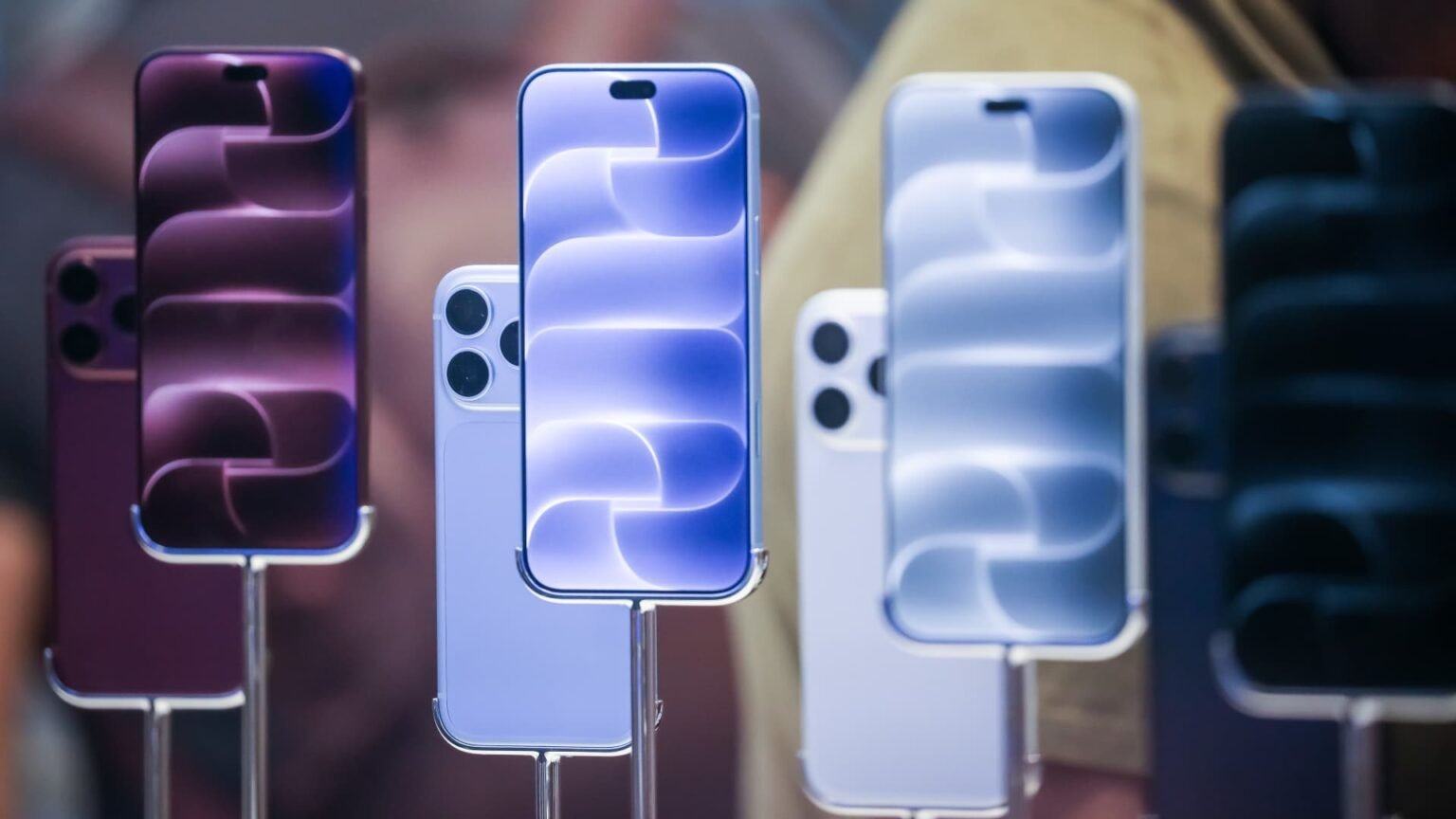 Cramer: Investors selling Apple on latest iPhone 18 report are 'stupid as plywood'