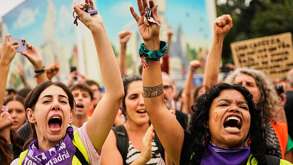 Tens of thousands take to Madrid streets demanding housing action