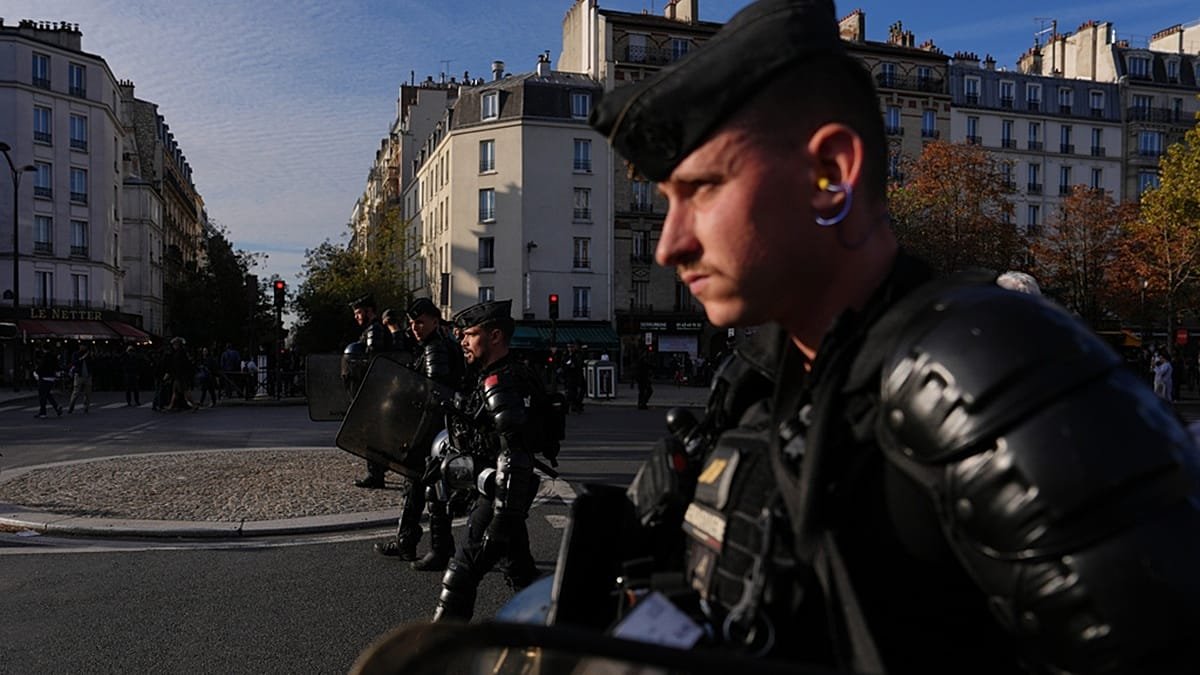 Tear gas and fireworks as student protests turn violent in Paris