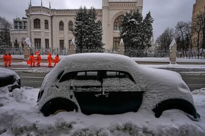 Heavy autumn snow paralyses roads in Russia’s Far East