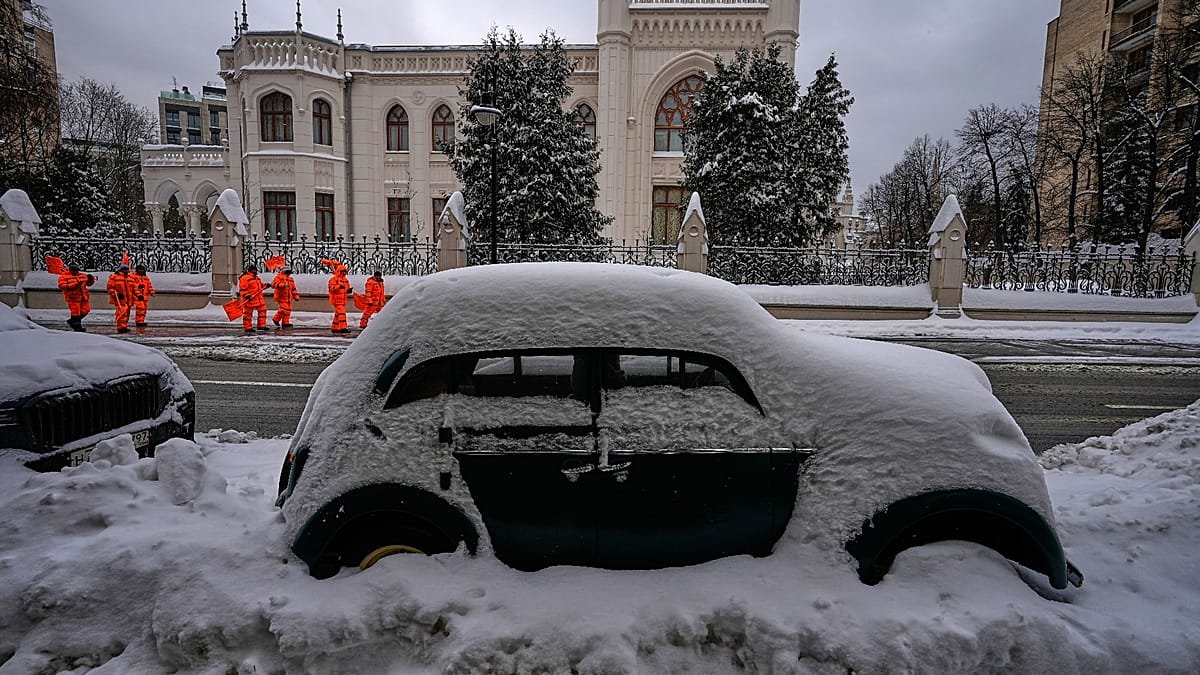 Heavy autumn snow paralyses roads in Russia’s Far East