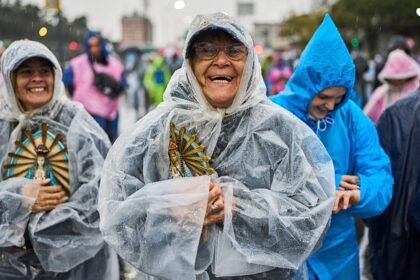 Thousands of pilgrims make overnight journey to Luján ahead of Pope Leo’s visit