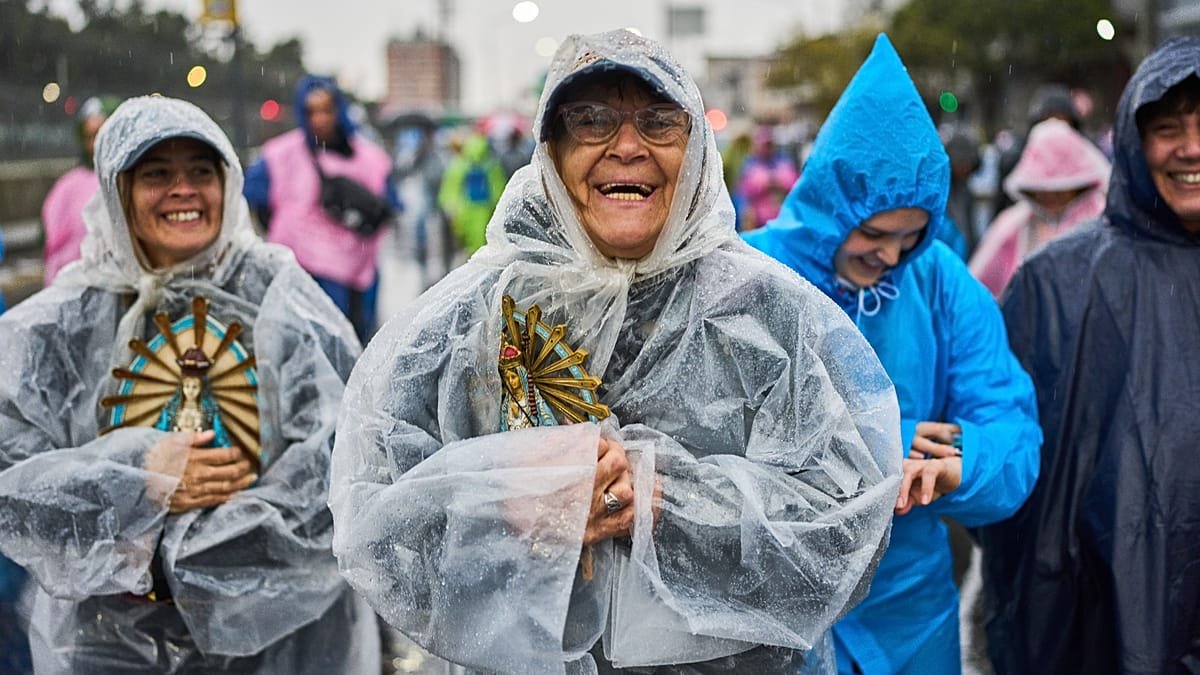 Thousands of pilgrims make overnight journey to Luján ahead of Pope Leo’s visit