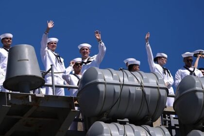 US aircraft carrier Abraham Lincoln returns to San Diego after record deployment
