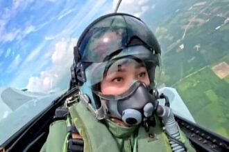 Thai Queen makes first solo flight in fighter jet