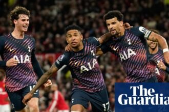 Solanke strikes late as 10-man Spurs salvage point at Manchester United