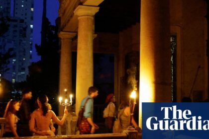Candlelit theatre in Havana – in pictures