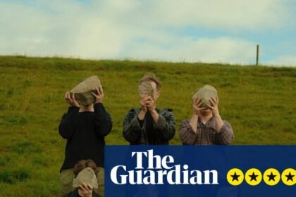 Trá Pháidín: Cloch’s Claí review – giddy Galway gang burst the boundaries of folk music
