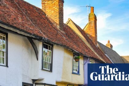 UK house prices flatline as rising mortgage costs weigh on market